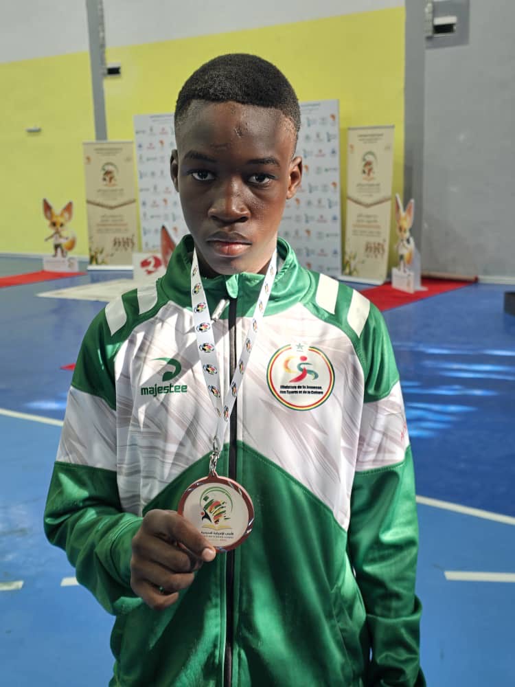 Khalifa Ababacar Konaté, médaillé de bronze en boxe (-40 kg), fier représentant du Sénégal aux Jeux Africains Scolaires 2025 à Alger.
